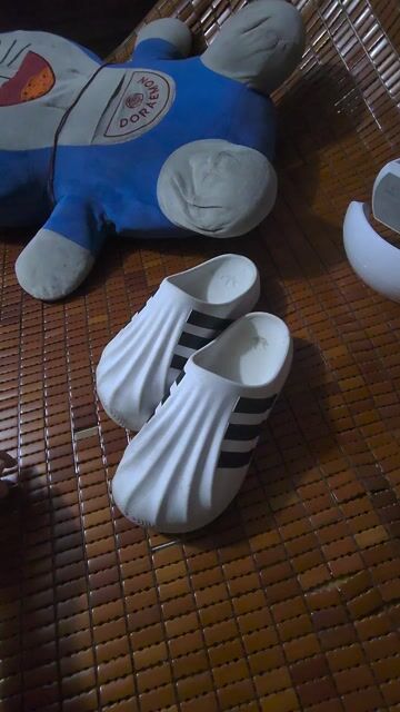 Dép Adidas Trắng Size 8 Unisex. Mua bán Giày dép tại Thành phố Dĩ An Bình Dương được đăng bởi Phunguyen  hình 1