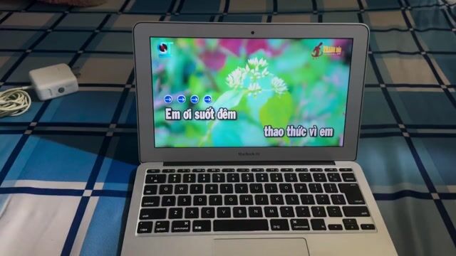 Apple MacBook Air 11 inch Bạc. Mua bán Laptop tại Huyện Hóc Môn Tp Hồ Chí Minh được đăng bởi Thong Truong hình 1