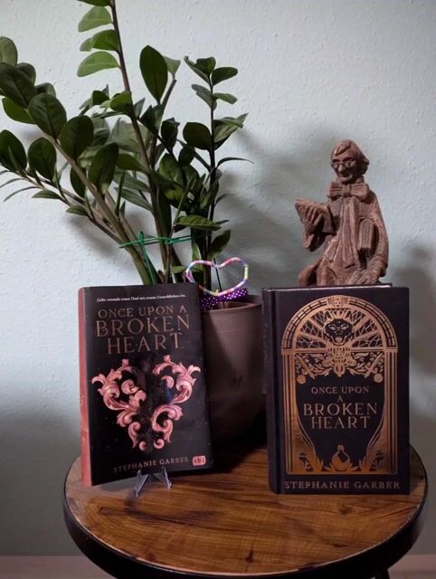 Eigentlich war das Buch durchgehend interessant. Ich wollte immer wissen wie es weiter geht. Es ist leicht zu lesen. Evangeline erscheint mir etwas naiv, aber sie ist ja auch noch jung. Da ist sowas ja normal.