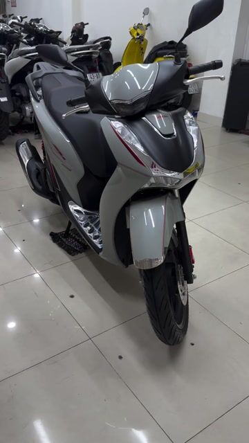Honda SH 160i ABS 2025 Trắng 400 km. Mua bán Xe máy tại Quận Thanh Khê Đà Nẵng được đăng bởi THẾ MẪN CHUYÊN XE LƯỚT CÓ BÁN TRẢ GÓP  hình 1