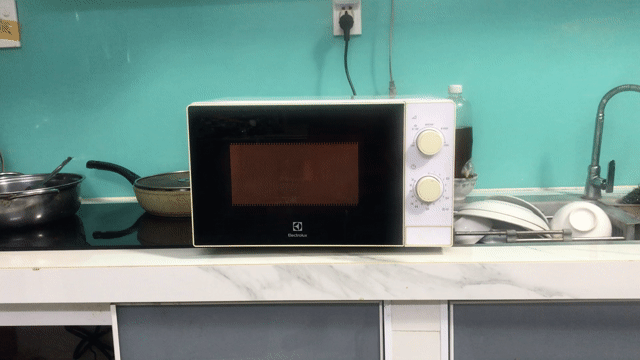 Lò vi sóng Electrolux 20 lít Trắng. Mua bán Bếp, lò, đồ điện nhà bếp tại Quận 8 Tp Hồ Chí Minh được đăng bởi Phạm Chí Thiện hình 1