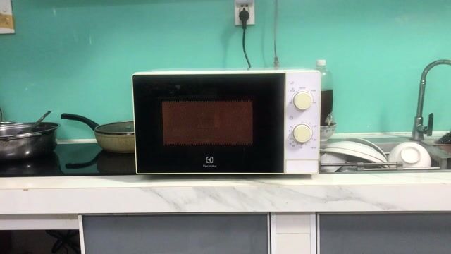 Lò vi sóng Electrolux 20 lít Trắng. Mua bán Bếp, lò, đồ điện nhà bếp tại Quận 8 Tp Hồ Chí Minh được đăng bởi Phạm Chí Thiện hình 1