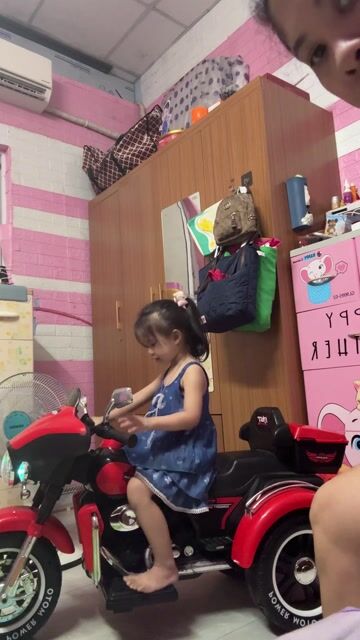 Xe máy điện trẻ em màu Đỏ. Mua bán Mẹ và bé tại Quận Liên Chiểu Đà Nẵng được đăng bởi Huỳen Nguyen hình 1
