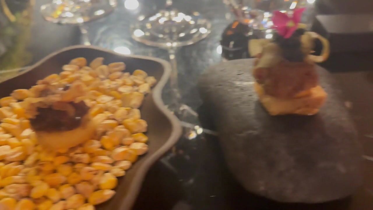 Audax Funchal: petiscos do menu de degustação servidos à mesa: vídeo de Audax, Madeira