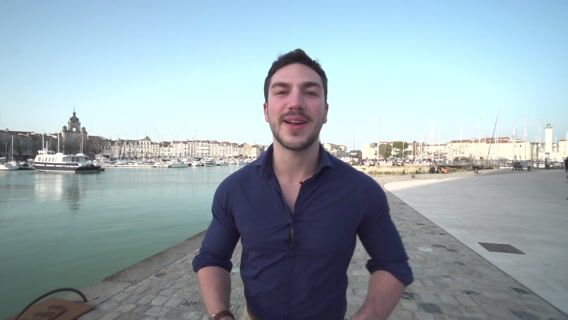 Elle moule la coque des bateaux