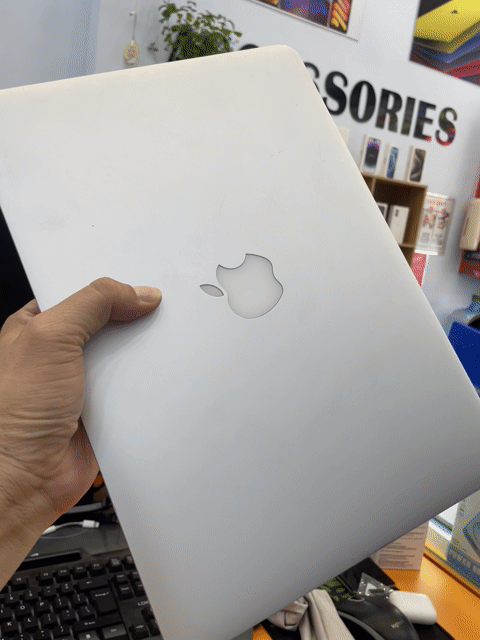 Apple Macbook Pro 13 inch 2014 i5 8GB/128GB Bạc. Mua bán Laptop tại Quận 10 Tp Hồ Chí Minh được đăng bởi Tee Huy Anh hình 1