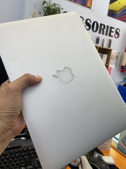 Apple Macbook Pro 13 inch 2014 i5 8GB/128GB Bạc. Mua bán Laptop tại Quận 10 Tp Hồ Chí Minh được đăng bởi Tee Huy Anh hình 1