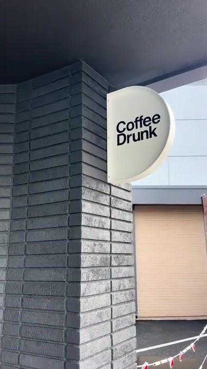 📍Coffee Drunk - First coffee sip of 2026☕️
I had the baby LA. Espresso, fresh mint, house made vanilla syrup topped with expresso dust✨