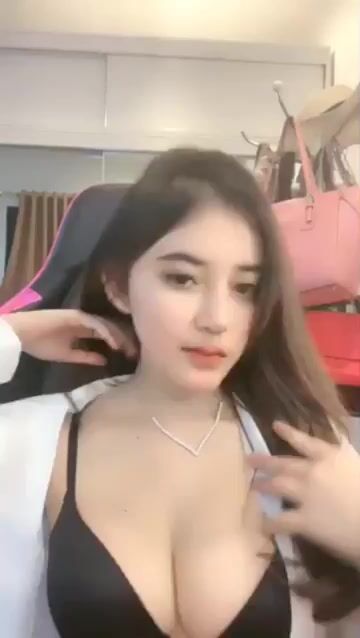 Belahan Toket Cewek Cantik Lydia Danira