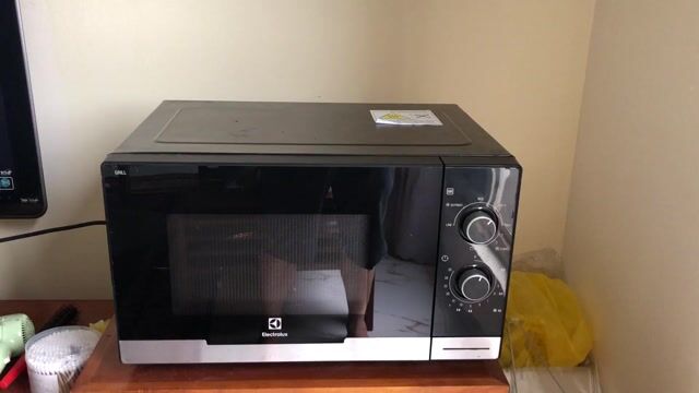 Lò vi sóng Electrolux 25L gần như mới. Mua bán Bếp, lò, đồ điện nhà bếp tại Quận Hoàng Mai Hà Nội được đăng bởi luat nguyen hình 1