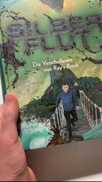 Ich habe das Buch innerhalb weniger Stunden verschlungen. Es war einfach so fesselnd und leicht zu lesen das ich das Buch nicht mehr aus der Hand legen konnte. Eine klare Empfehlung und er in würdiger zweiter Band.