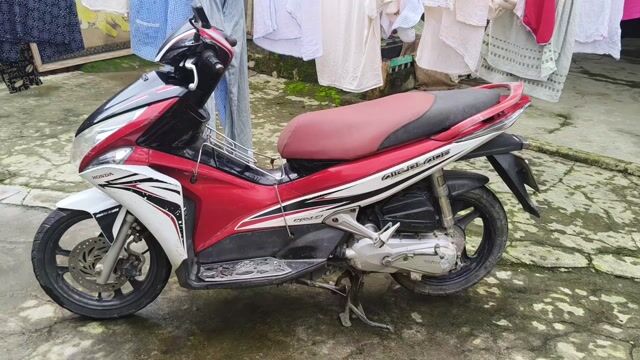 Honda Air Blade 2011 108cc Trắng-Đỏ-Đen. Mua bán Xe máy tại Huyện Hòa Vang Đà Nẵng được đăng bởi Châu Thương hình 1