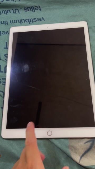 Apple iPad Pro 12.9 128GB Vàng. Mua bán Máy tính bảng tại Quận Liên Chiểu Đà Nẵng được đăng bởi NGUYỄN HUY hình 1