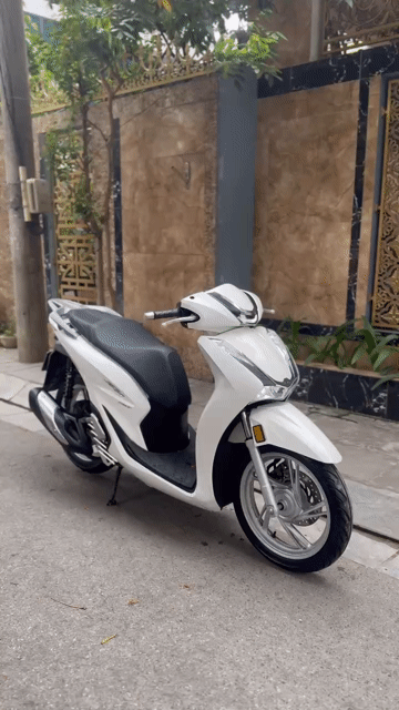 Honda SH150i 2022 Trắng 8000 km lướt mới tinh. Mua bán Xe máy tại Quận Cầu Giấy Hà Nội được đăng bởi Tong motor xe may hình 1