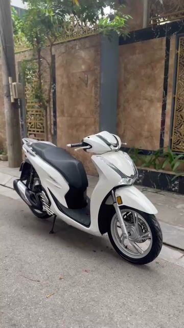 Honda SH150i 2022 Trắng 8000 km lướt mới tinh. Mua bán Xe máy tại Quận Cầu Giấy Hà Nội được đăng bởi Tong motor xe may hình 1