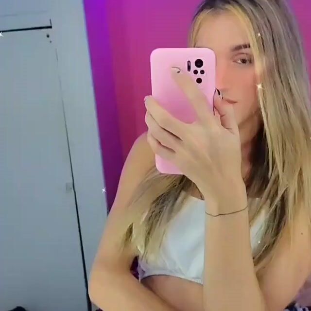 Model - Elian Moon dildo