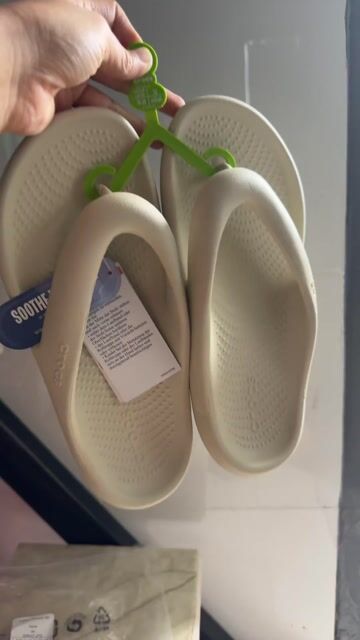 Dép lê Crocs Kem Nhựa Unisex. Mua bán Giày dép tại Quận Ngũ Hành Sơn Đà Nẵng được đăng bởi Mèo hình 1