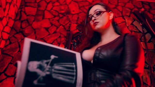 Model - KarlaSin leather