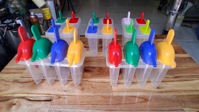 Khuôn làm kem nhựa nhiều màu đã sử dụng. Mua bán Dụng cụ nhà bếp tại Huyện Bình Chánh Tp Hồ Chí Minh được đăng bởi  CHỢ VẬN MAY  hình 1