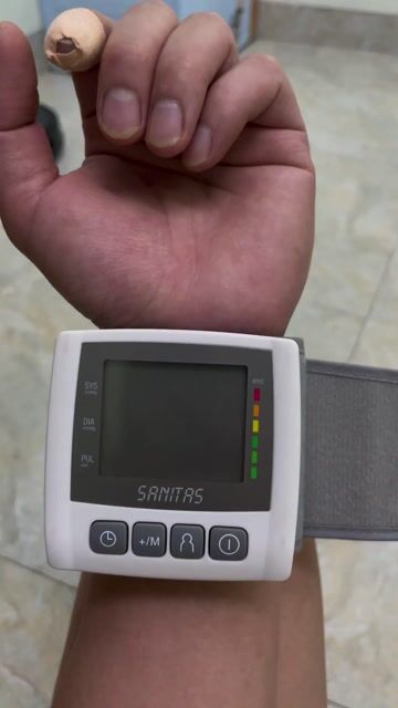 Máy đo huyết áp cổ tay Hàng Đức kèm hộp mới 95%