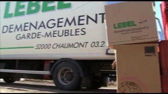 L'apprenti en carton et la déménageuse qui cartonne