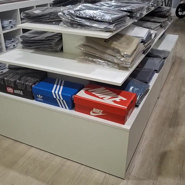 Kệ trưng bày gỗ MDF trắng 1.2x1.2x1m. Mua bán Tủ, kệ gia đình tại Thành phố Long Khánh Đồng Nai được đăng bởi Novelty store hình 1