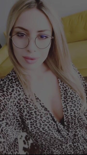 Model - April White bigboobs