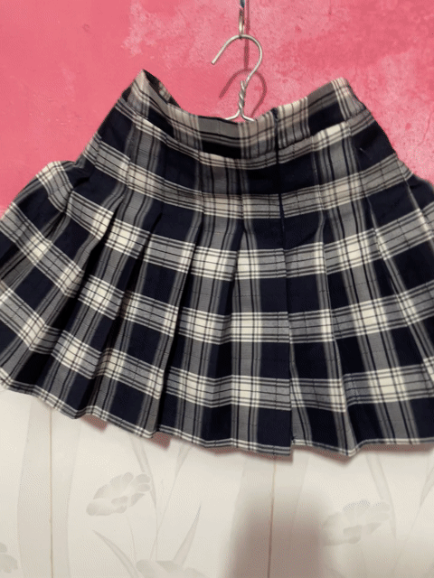 Chân váy nữ kẻ caro xếp ly đen trắng. Mua bán Quần áo tại Thị xã Tân Uyên Bình Dương được đăng bởi Bảo Ngọc hình 1
