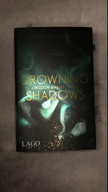 This plottwist?! Like Girl Are u okay? I loved everything about this freaking Book it was insane 
Whaaaat?!