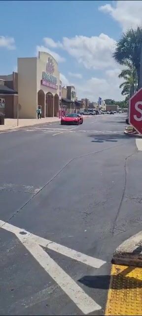 Curtindo com a Corvette C8 em Miami