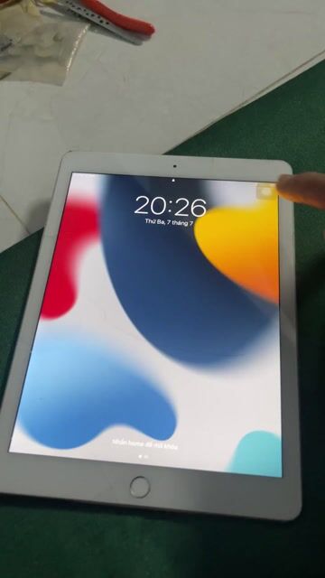 Apple iPad Air 2 Bạc Hỏng màn hình. Mua bán Máy tính bảng tại Thành phố Biên Hòa Đồng Nai được đăng bởi HG Anh hình 1