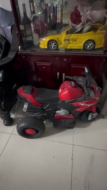 Xe mô tô điện màu đỏ đen. Mua bán Mẹ và bé tại Quận Tân Bình Tp Hồ Chí Minh được đăng bởi monboy hình 1