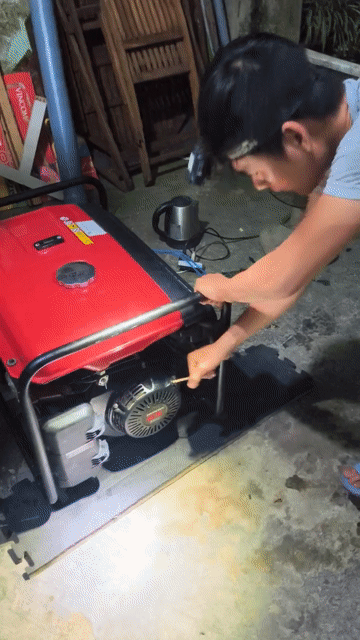 Máy phát điện Honda EZ6500CXS 5kw Đỏ. Mua bán Đồ chuyên dụng, Giống nuôi trồng tại Thị xã Hương Thủy Thừa Thiên Huế được đăng bởi Trần đăng Đông Á hình 1