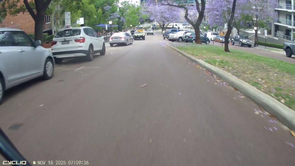 Taxi driver 'forgot' that he has mirrors - UpRide.cc - Make Cycling Safer