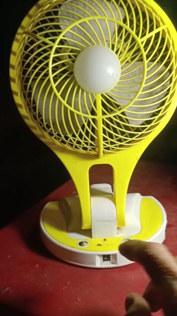 Quạt bàn sạc Vàng Đèn LED. Mua bán Quạt tại Quận Cẩm Lệ Đà Nẵng được đăng bởi Hoàng Tôn hình 1
