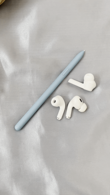 Tai nghe airpod lộn xộn, bút S-pen. Mua bán Tivi, Âm thanh tại Quận Phú Nhuận Tp Hồ Chí Minh được đăng bởi Kim Hạnh hình 1