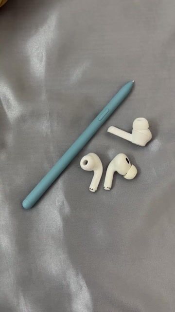 Tai nghe airpod lộn xộn, bút S-pen. Mua bán Tivi, Âm thanh tại Quận Phú Nhuận Tp Hồ Chí Minh được đăng bởi Kim Hạnh hình 1