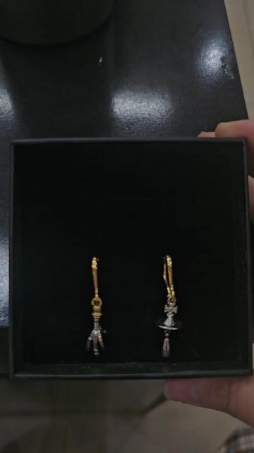 Bông tai bạc Vivienne Westwood Nữ. Mua bán Phụ kiện thời trang khác tại Quận Hà Đông Hà Nội được đăng bởi Tran Linh hình 1
