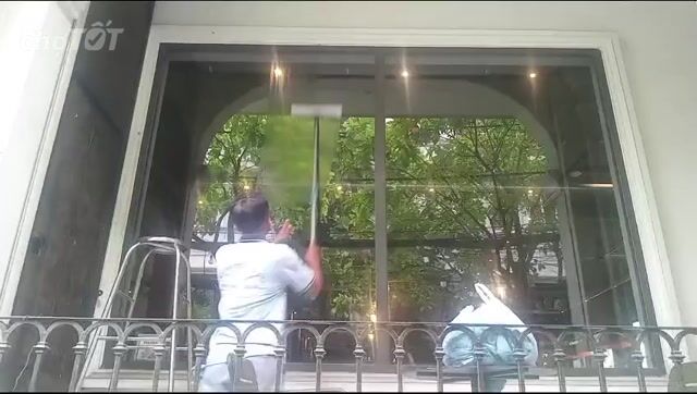 Dịch vụ vệ sinh kính cửa hàng, quán, văn phòng. Dịch vụ tại Quận 8 Tp Hồ Chí Minh được đăng bởi  thanh hai hình 1