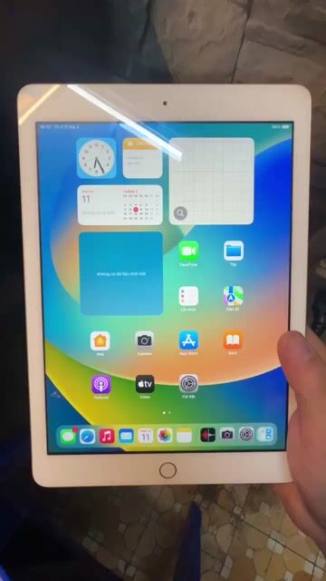 Ipad gen 5 32GB Wifi, Máy full có sọc 1 line Đủ PK. Mua bán Máy tính bảng tại Quận Hai Bà Trưng Hà Nội được đăng bởi Đỗ Trung Hiếu hình 1