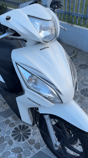 Honda Vision màu Trắng( chính chủ). Mua bán Xe máy tại Huyện Mỹ Xuyên Sóc Trăng được đăng bởi Xe Máy Phuoc Loc hình 1