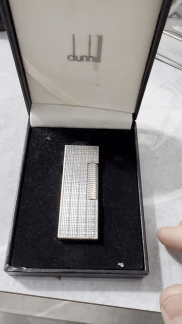 Bật lửa Dunhill Rollagas mạ bạc vân kim cương. Mua bán Đồ sưu tầm, đồ cổ tại Thị xã Phú Mỹ Bà Rịa - Vũng Tàu được đăng bởi Khải Lâm hình 1