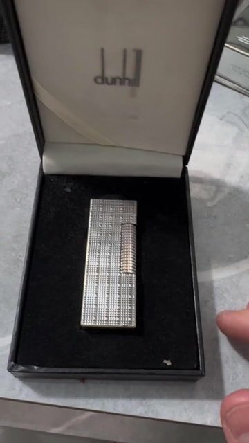 Bật lửa Dunhill Rollagas mạ bạc vân kim cương. Mua bán Đồ sưu tầm, đồ cổ tại Thị xã Phú Mỹ Bà Rịa - Vũng Tàu được đăng bởi Khải Lâm hình 1