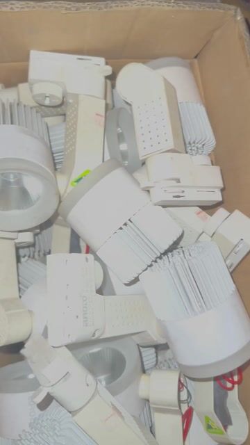 Đèn rọi Trắng Vàng 18 cái Kèm ray. Mua bán Đèn tại Thành phố Thủ Đức Tp Hồ Chí Minh được đăng bởi Xuân Lợi hình 1