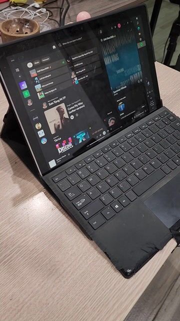 Microsoft Surface Pro 5 LTE Bạc i5 8GB/256GB. Mua bán Máy tính bảng tại Quận Hải Châu Đà Nẵng được đăng bởi Le hình 1