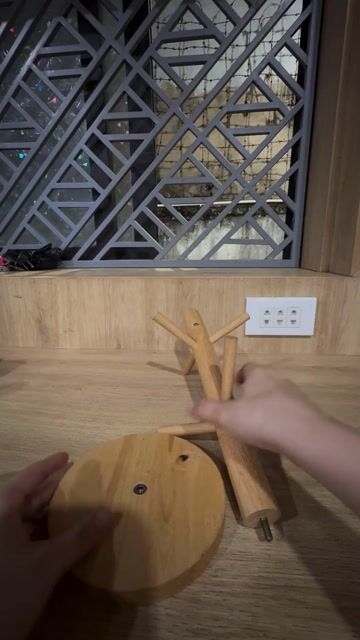 Giá treo ly Gỗ 6 nhánh ( tặng 2 ly trắng như hình). Mua bán Dụng cụ nhà bếp tại Thành phố Thủ Dầu Một Bình Dương được đăng bởi Tịnh Nghi hình 1