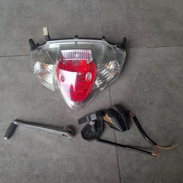 Đèn hậu Suzuki Axelo Đỏ Trắng. Mua bán Phụ tùng xe tại Thành phố Bến Tre Bến Tre được đăng bởi Quà Quê Dừa hình 1