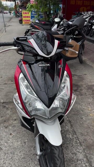 Honda Air Blade Fi Đỏ trắng đen. Mua bán Xe máy tại Thành phố Dĩ An Bình Dương được đăng bởi CHị Hà hình 1
