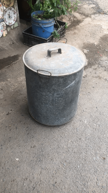 Thùng chứa kim loại xám. Mua bán Dụng cụ nhà bếp tại Quận 3 Tp Hồ Chí Minh được đăng bởi HoVaTen  Nghèo mua gì đt XinCamOn hình 1