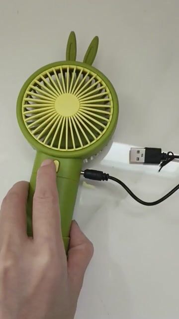 Quạt mini cầm tay Xanh bơ Mới 100%. Mua bán Quạt tại Quận 7 Tp Hồ Chí Minh được đăng bởi Tran Do  hình 1